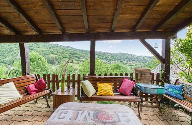Stunning Home In Saint Laurent D'olt