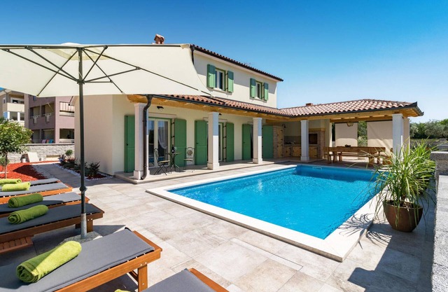 Stunning home in Peroj
