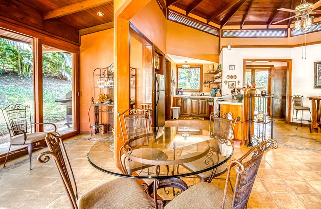 Stunning home in the jungle with hot tub, balcony, grill, & W/D - snowbirds OK