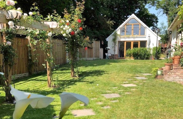 Stunning home, overlooking park, suit family, friends, the elderly & contractors