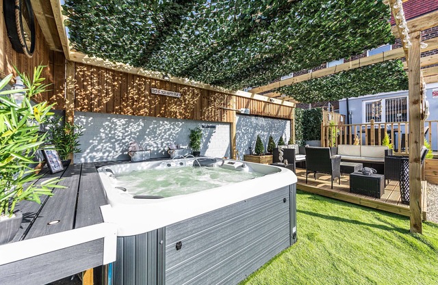 Stunning house close to the stadium + Hot tub!