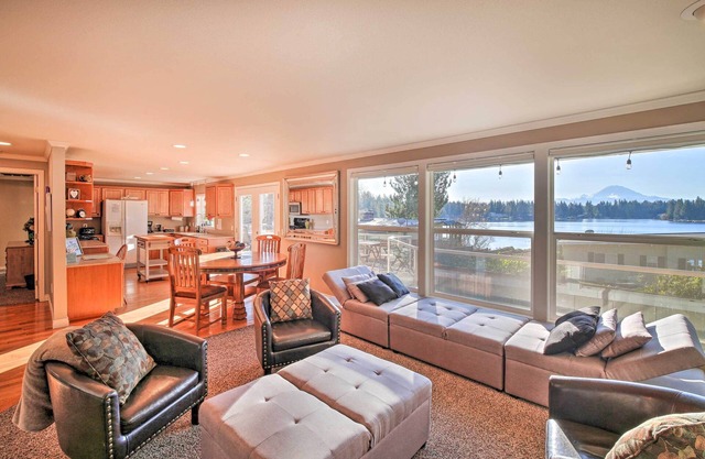 Stunning Kent Lake House w/Private Dock!