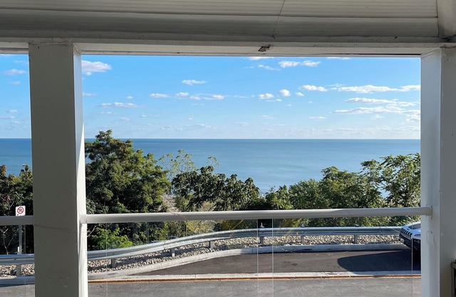 Stunning Lake views/hot tub/fireplace/3 queen beds 1 double/foosball/firepit