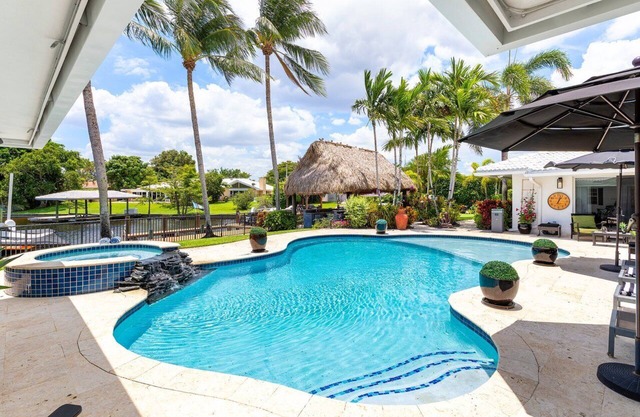 Stunning Lakefront! Pool, Patio 5BR/5BA, Sleeps 12