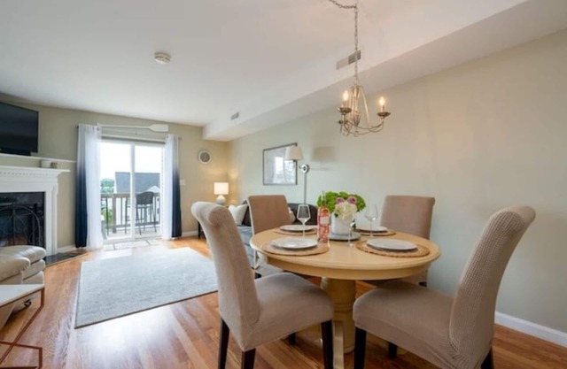 Stunning Lakefront Winter Getaway! Near Gunstock & Bank of NH Pavilion