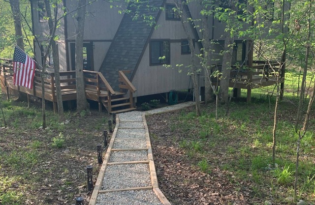 Stunning Lakeside Retreat at Innsbrook w/Swing, Canoe and 3 Kayaks