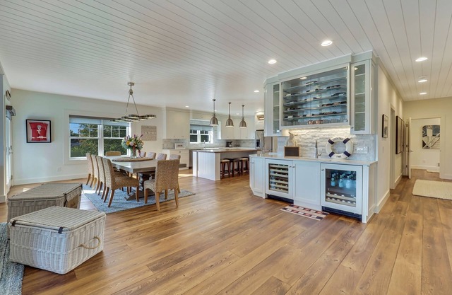 Stunning Lakeview Home with 5 Bedrooms and 6k SqFt of Modern, High-End Amenities