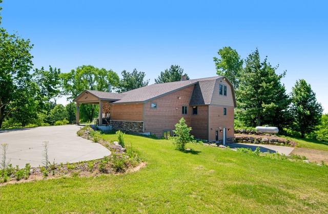 Stunning lodge with game room, balcony, central AC & washer/dryer