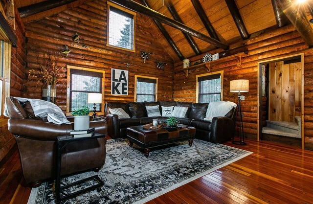 Stunning Log Cabin with amazing views at Apple Canyon Lake, Perfect Location