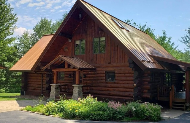 Stunning Log home in the true "Heart" of Wisconsin.
