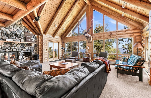 Stunning log home on beautiful lake Kabetogama