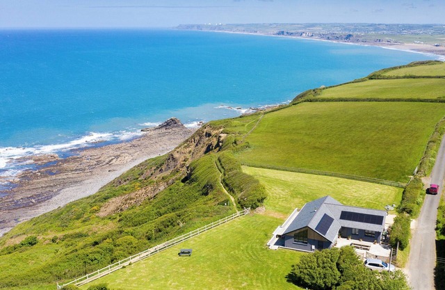 Stunning luxury cliff top retreat - direct access to the South West Coast Path.