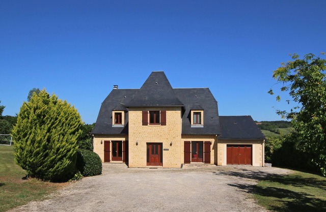 Stunning Luxury Dordogne Villa with Heated Pool, Jacuzzi, WiFi, Sleeps 9