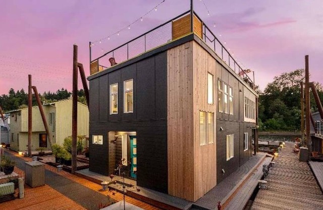 Stunning Macadam Floating Home on the Wilamette River! Macadam Float Unit 32B