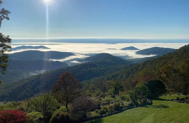 Stunning Mountain-Top Views w Hot Tub & 6 Bedrooms