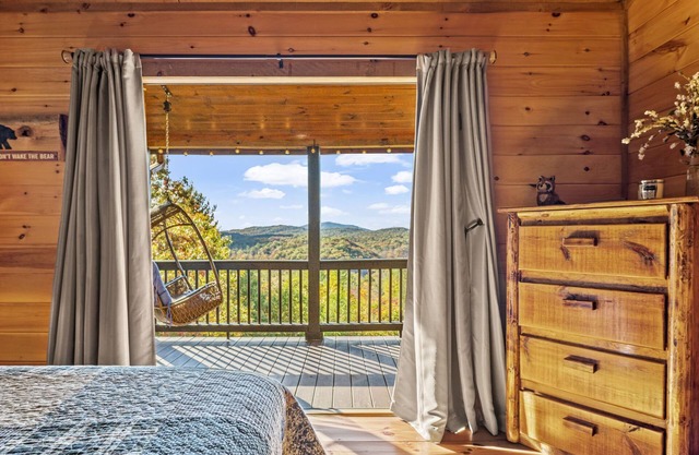 STUNNING mountain views facing sunset, hot tub, 3 king bedrooms + attached baths