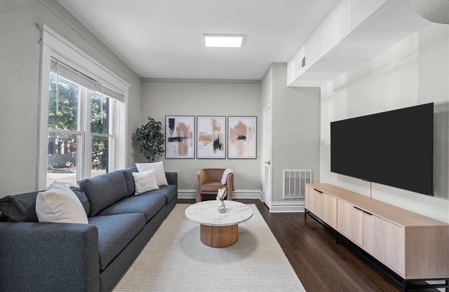 Stunning New Renovation 1BR/1BA in Andersonville