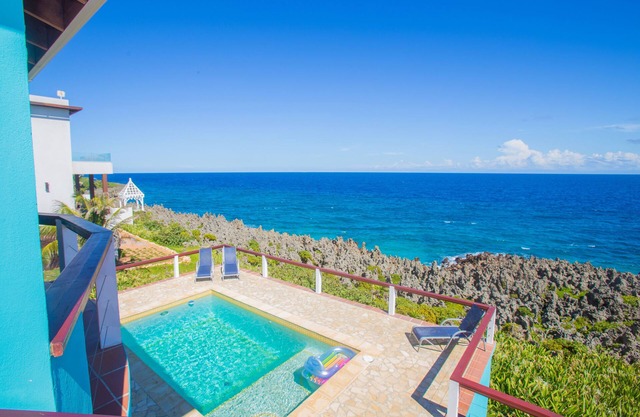Stunning Oceanfront Villa private pool, & Constant Sea Breeze