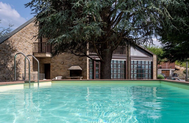 Stunning private villa for 9 guests with WIFI, private pool, TV, terrace, pets allowed and parking