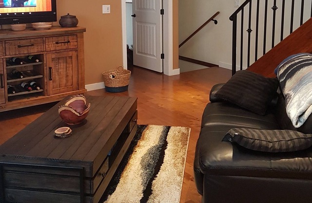 Stunning Peek a Boo Lake Home, Walking Distance To Most Amenities 5 mins to lake