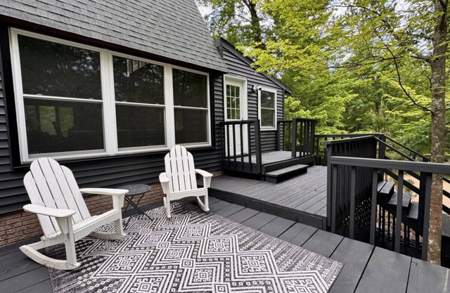 Stunning Private Chalet, 3 Queen beds on Trails!