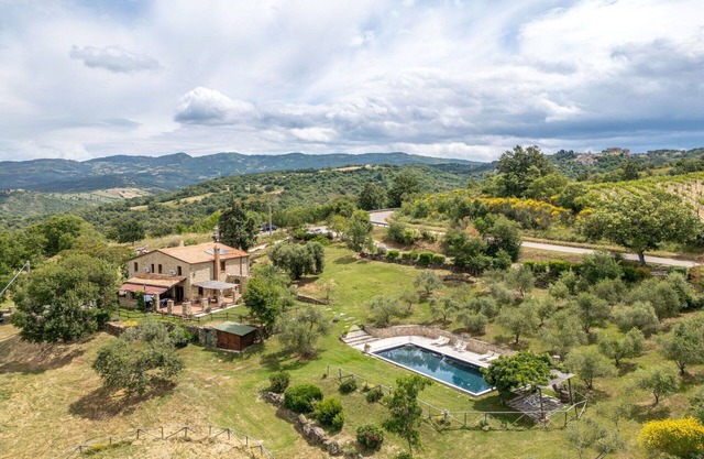 Stunning private villa for 10 people with private pool, A/C, WIFI, TV, patio and panoramic view