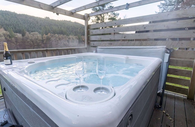 Stunning private villa with WIFI, hot tub, TV, terrace, pets allowed, panoramic view and parking