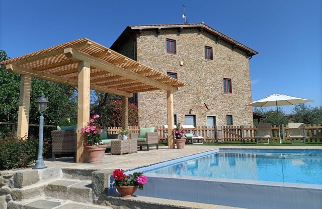 Stunning private villa for 10 people with private pool, WIFI, A/C, TV, veranda and panoramic view