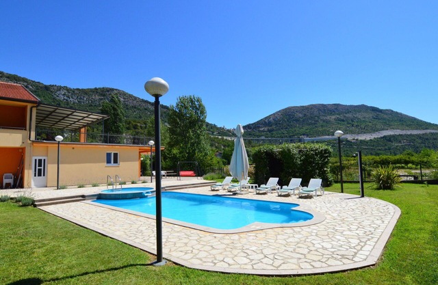 Stunning private villa for 12 people with hot tub, WIFI, private pool, A/C, TV, terrace and park.