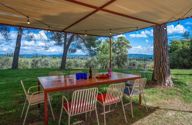 Stunning private villa for 11 guests with A/C, WIFI, TV and patio