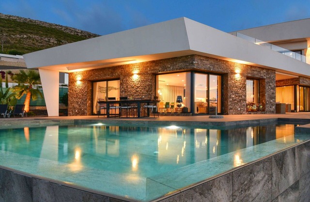 Stunning private villa for 8 guests with WIFI, hot tub, private pool, A/C, TV, patio and parking