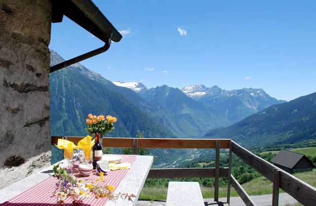 Stunning private villa for 4 people with TV, terrace, pets allowed, panoramic view and parking