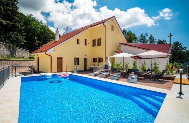 Stunning private villa for 12 people with private pool, WIFI, TV, terrace, pets allowed and park.