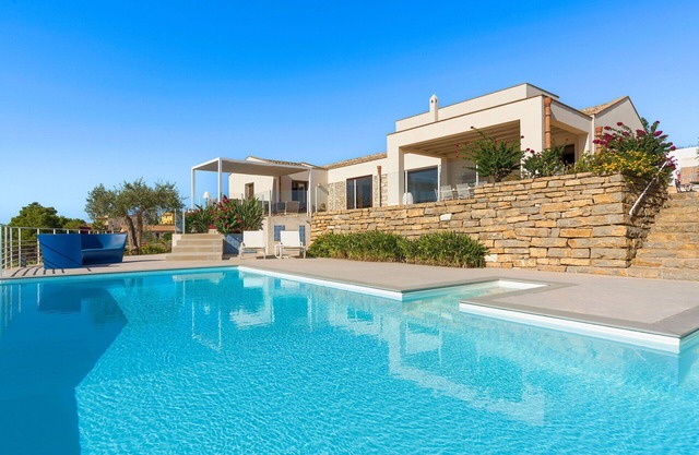 Stunning private villa with A/C, WIFI, private pool, TV, terrace, panoramic view and parking