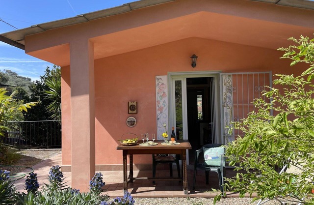 Stunning private villa for 4 people with WIFI, A/C, TV, patio, pets allowed and parking