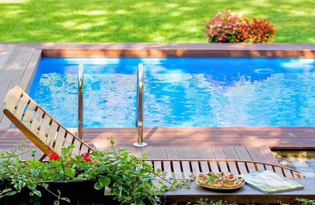 Stunning private villa with hot tub, private pool, A/C, WIFI, TV, patio, pets allowed and parking
