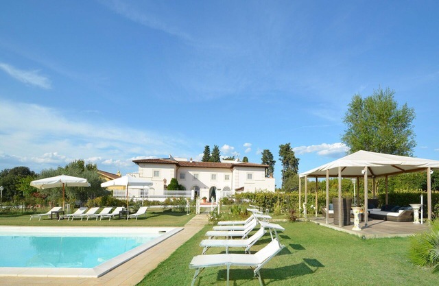 Stunning private villa with A/C, WIFI, hot tub, private pool and TV, close to Florence