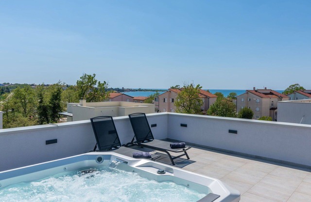 Stunning private villa with A/C, WIFI, private pool, hot tub, TV, patio and panoramic view