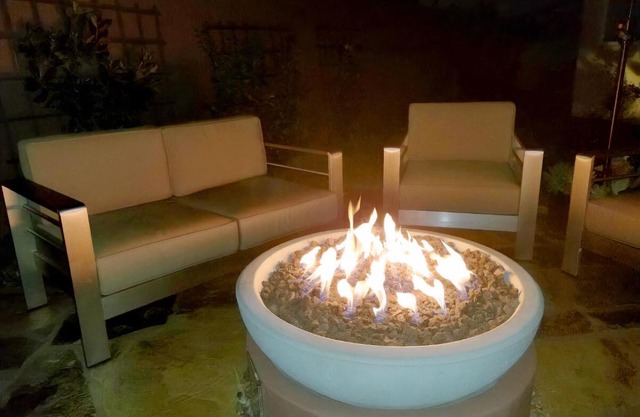 Stunning, Quiet Pvt Luxe Home! King Bed, Jacuzzi, Fire Pit, BBQ! Beautiful!