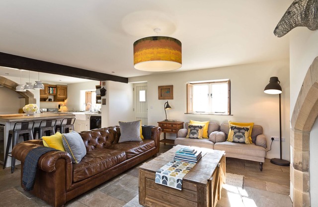 Stunning refurbished 6 bedroom Farmhouse, close to Monyash & the High Peak Trail.