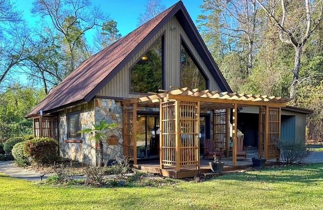 Stunning River-Side Cottage with Fire Pit!