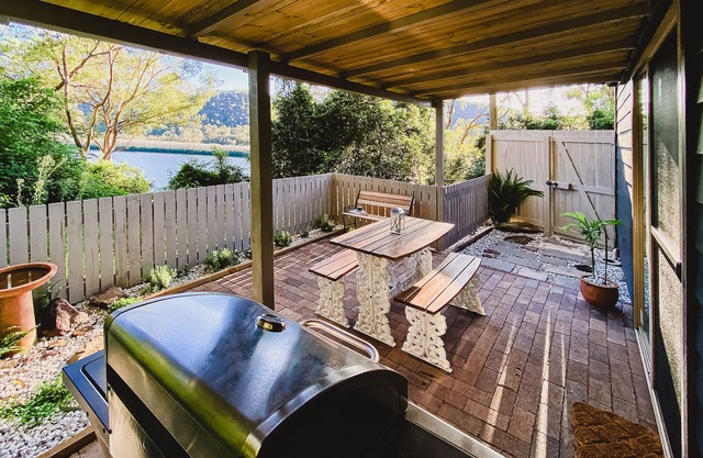 Stunning river views! Private guesthouse & courtyard close to nation park & more