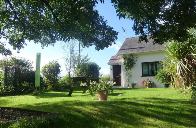 Stunning rural cottage central to all Pembrokeshire beaches. Dogs Free. Wifi