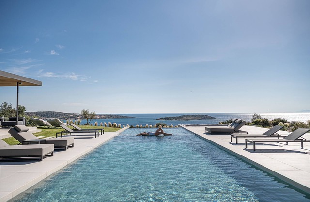 Stunning sea views, heated pool, fire pit, child pool: by etouri