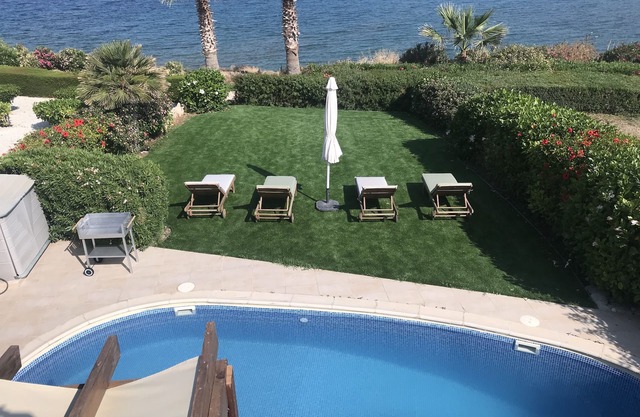 Stunning Seafront 2 Bedroom Villa with Private Pool