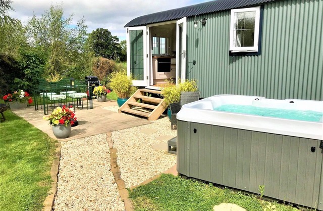 STUNNING SHEPHERDS HUT WITH HOT TUB IN BEAUTIFUL RURAL CHESHIRE, NEAR NANTWICH