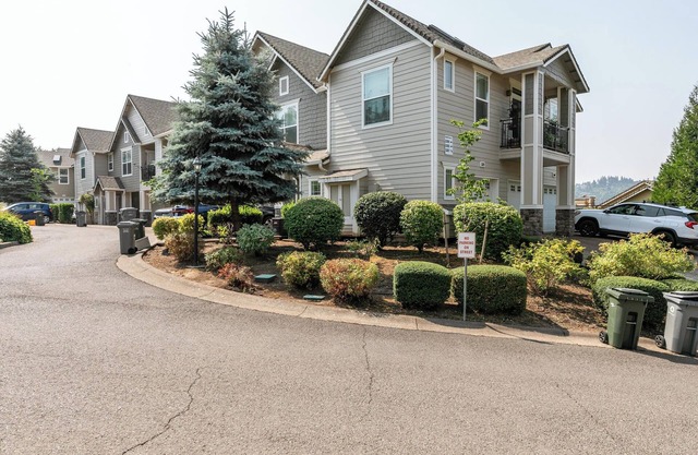 Stunning Short-Term Furnished Condo in West Linn's Summerlin!