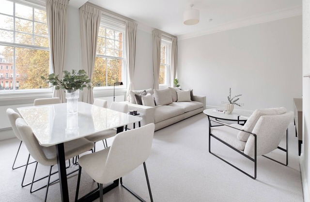 Stunning single-level Knightsbridge - Cadogan Square flat w/lift & garden access