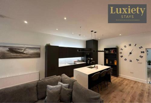 Stunning & Sleek 2BR Excellent Location Nr Cliffs Pavillion by Luxiety Stays