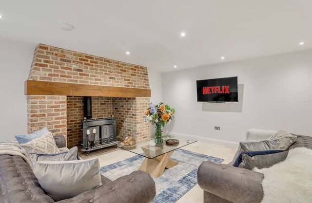 Stunning, spacious 6 bedroom home w/garden & parking